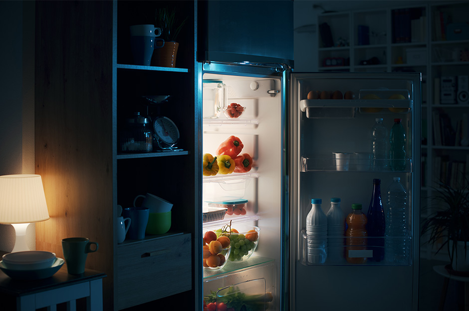 Ein Kühlschrank gefüllt mit Lebensmitteln